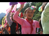 A young girl waves her banner to welcome Jackie.