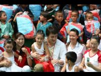 Jackie poses with the children.