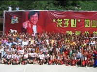 Group photo with students, teachers, and administrators.