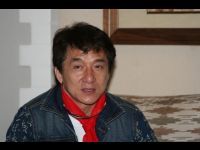 Jackie talks to officials at Guizhou International Airport.