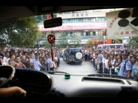 Crowds line the streets awaiting Jackie's arrival.