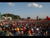 A view of the crowd. Members of several local ethnic minority groups (tribes) arrived wearing traditional costumes. Also in the audience were students and fans.
