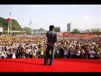 Jackie talks to the crowd in Guiyang.