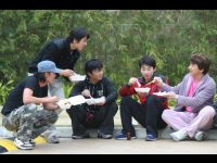Jackie shares lunch with his stunt team on the set in Cyberport.