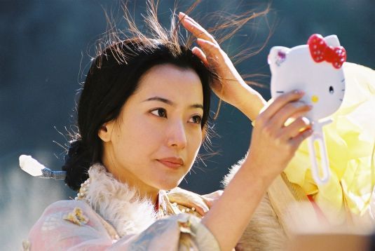 Princess Ok Soo fixes her hair. 