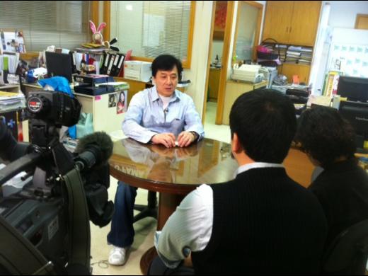Jackie does a television interview before the concert